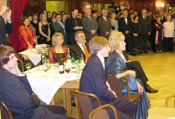 Szab Istvn nagykvet s felesge a kznsg sorai kztt.