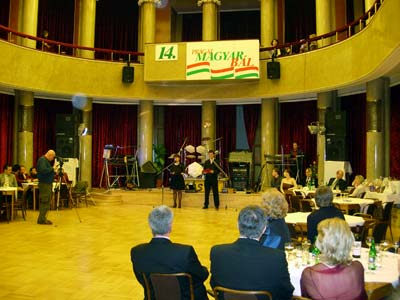 A bl megnyitja.